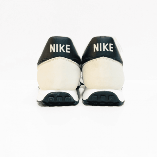 Nike challenger sneaker light bone blk wht 